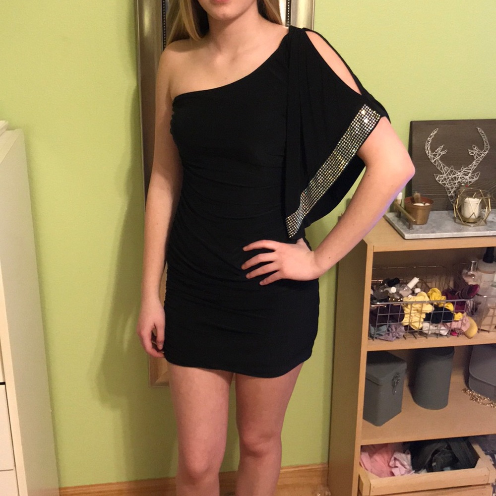 NEVER WORN✨one shoulder✨bedazzled arm✨soft & silky